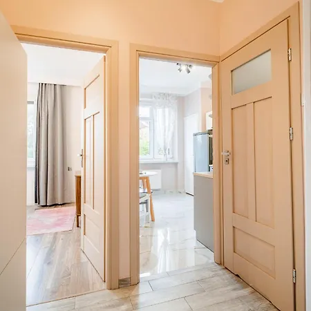 Pod Papugami By Meadow كراكوفيا